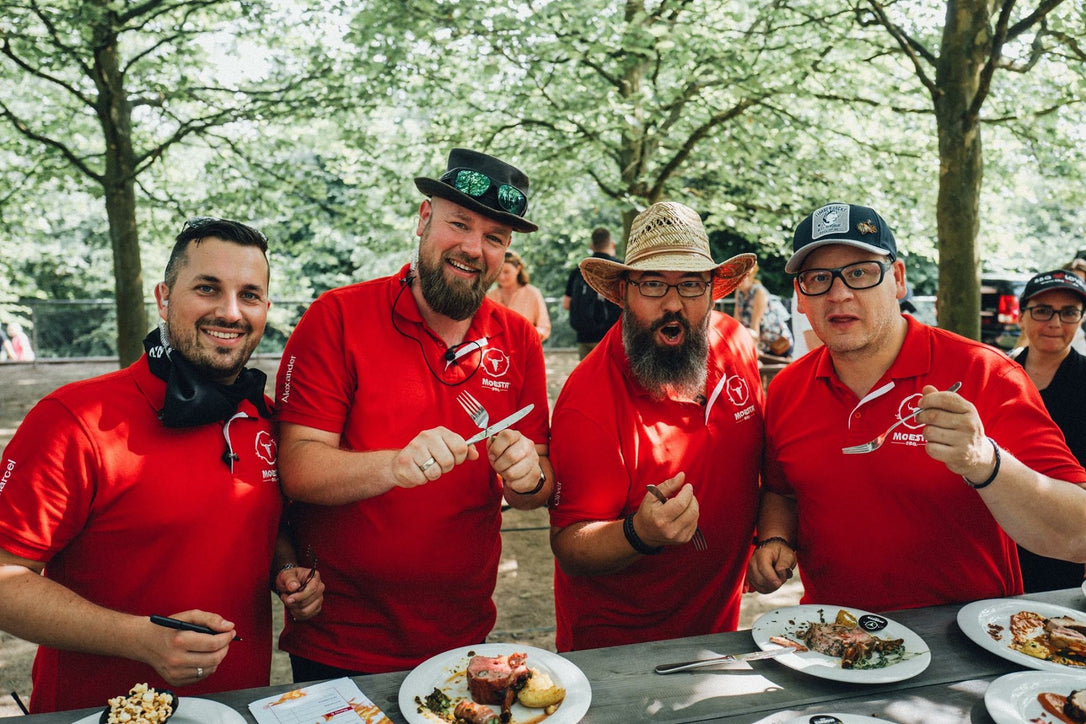 Gemeinsamer Grillmoment in roten MOESTA-Shirts