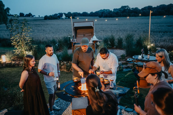 Gemeinsamer Grillabend am MOESTA BANDIT 2.0 im Garten in der Abenddämmerung
