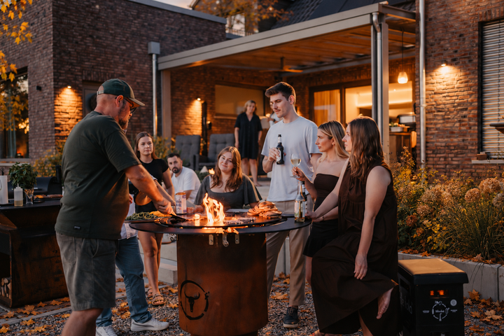 Freunde grillen am BANDIT auf einer herbstlich gestalteten Terrasse