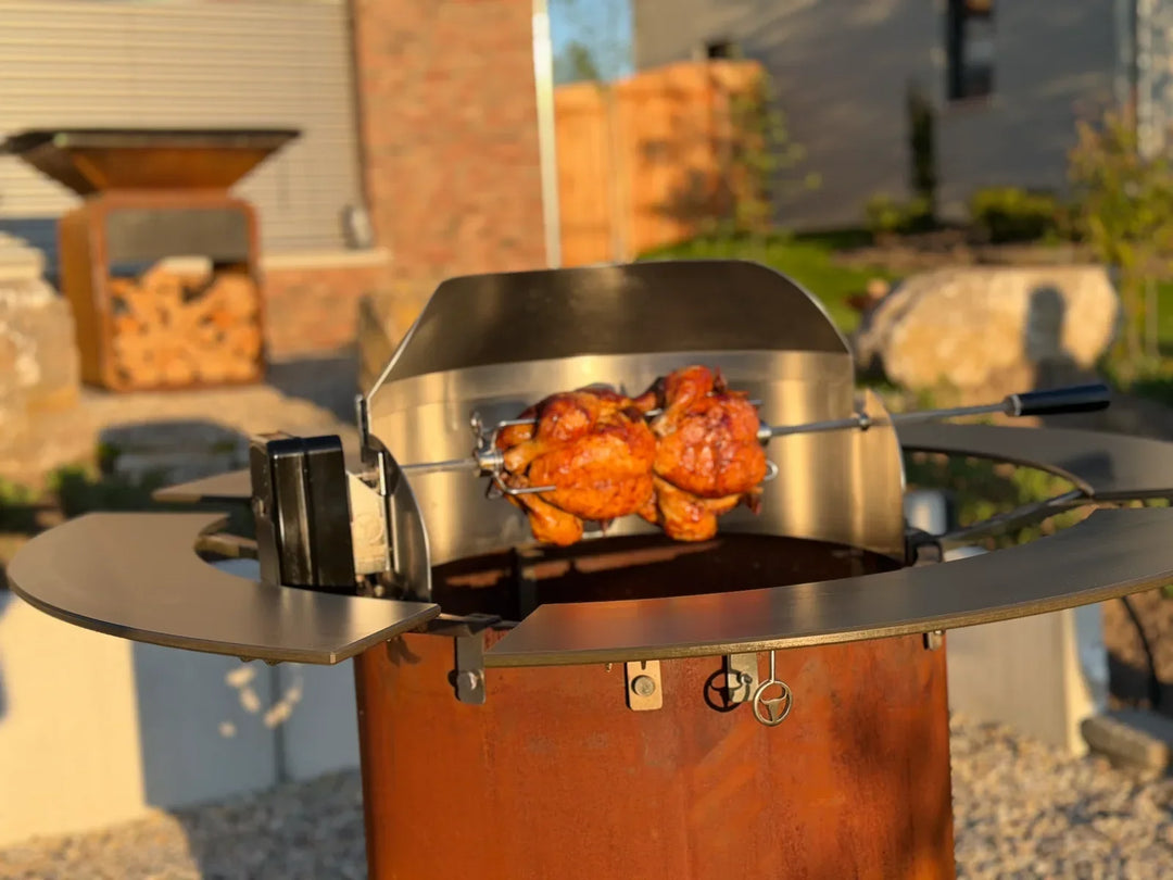 Grillhähnchen dreht sich am Drehspieß der Rotisserie auf dem BANDIT 2.0