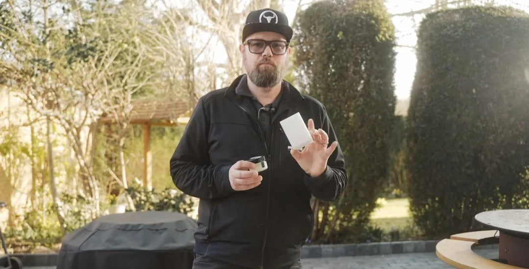 Alex von MOESTA zeigt Bamboo Glaze und einen Auftragsschwamm zur Pflege von Bambusablagen.