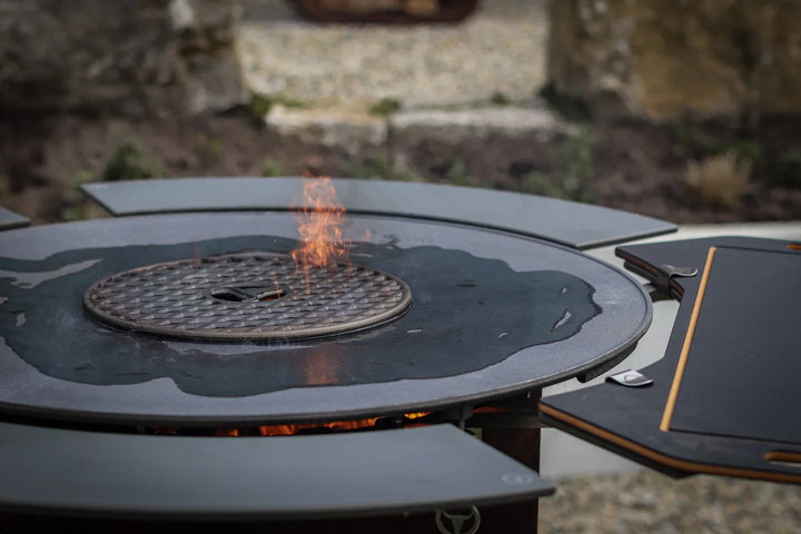 MOESTA BANDIT mit BBQ Disk, Sizzle Rost und Feuer in der Mitte.