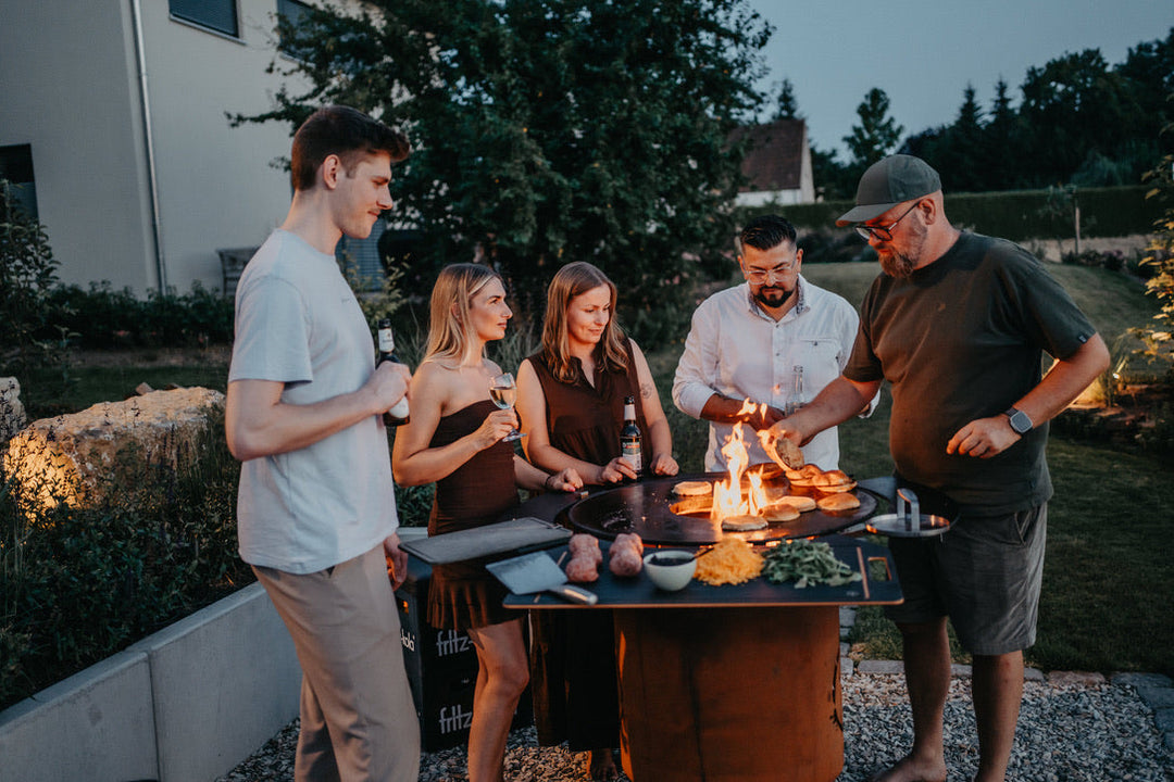 Gemeinsamer Grillabend an der MOESTA BANDIT Feuerplatte