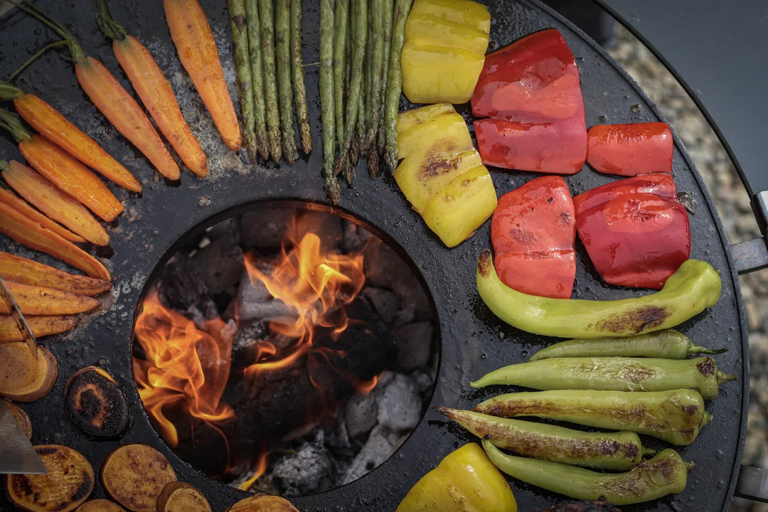 Karotten, grüner Spargel, Paprika und Spitzpaprika rund um das offene Feuer auf der BBQ Disk am BANDIT 2.0
