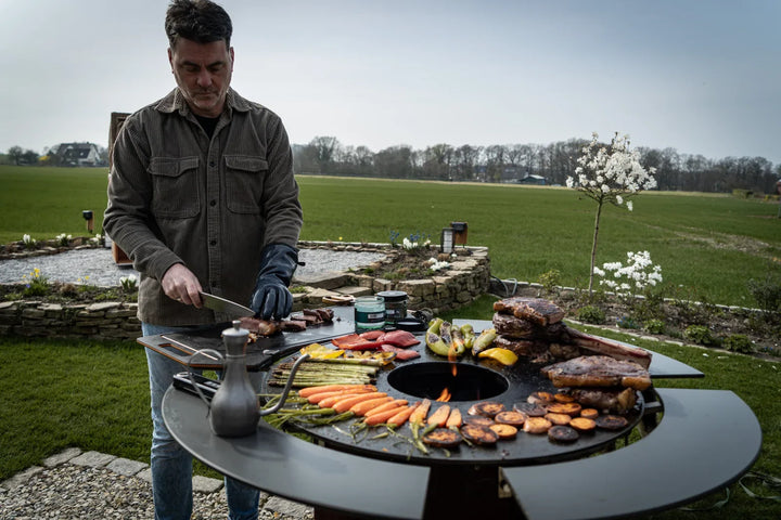 Grillabend am BANDIT 2.0: Steaks, Gemüse und Süßkartoffeln auf der BBQ Disk