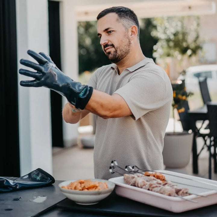 MOESTA HEATPRO anziehen und den Sitz der Handschuhe prüfen