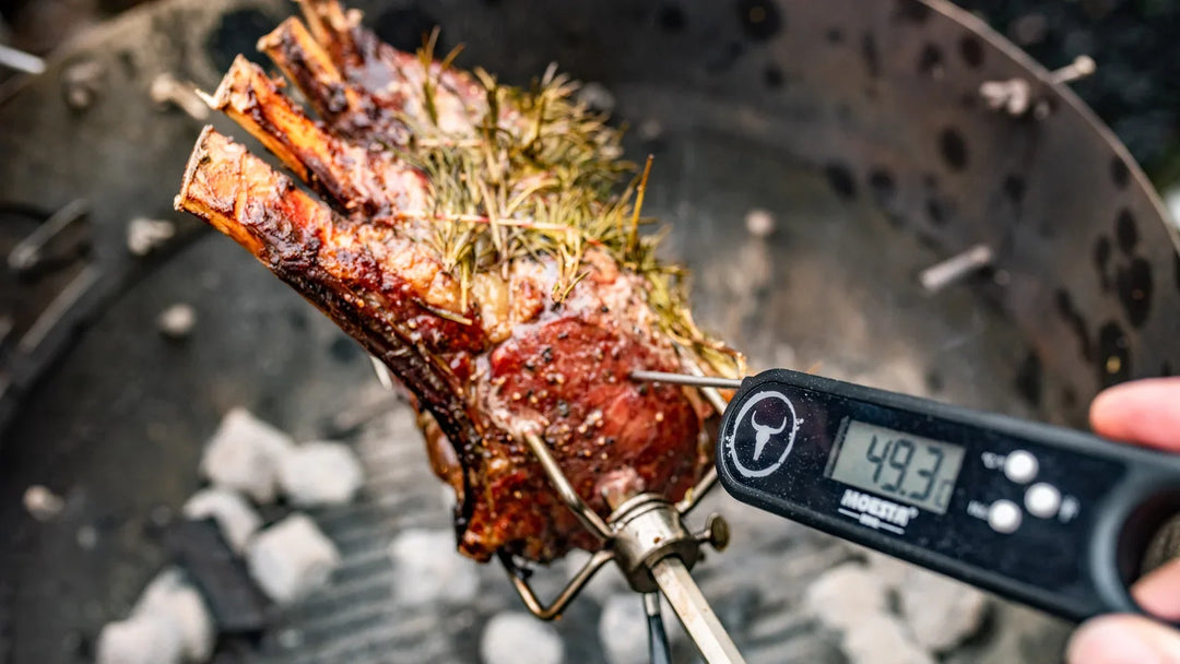 Thermometer No.2 von MOESTA zeigt 49,3°C Kerntemperatur in einer Prime Rib am Drehspieß