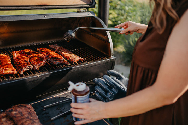 Ribs werden auf dem MOESTA SHERIFF mit BBQ-Sauce glasiert