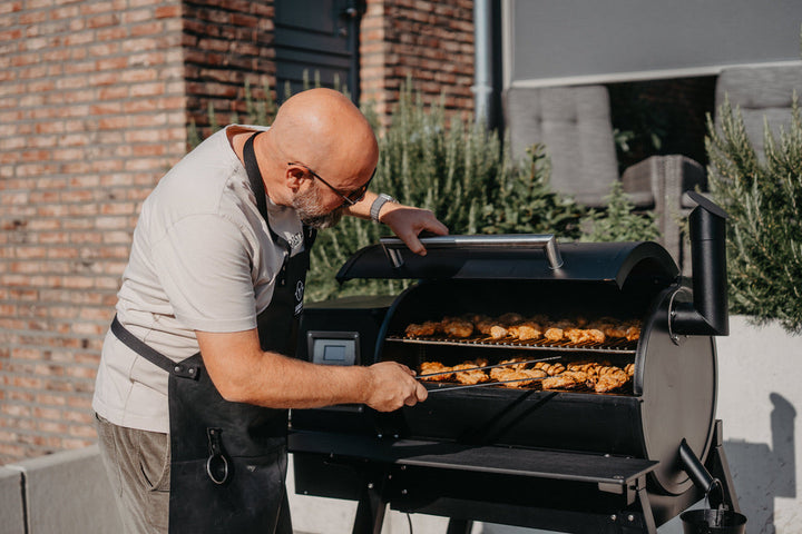 Hähnchenstücke werden auf zwei Grillrostebenen im MOESTA SHERIFF gegrillt