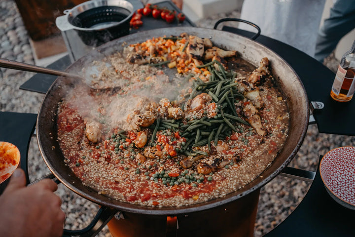 Fertige Paella mit Hähnchen und grünen Bohnen