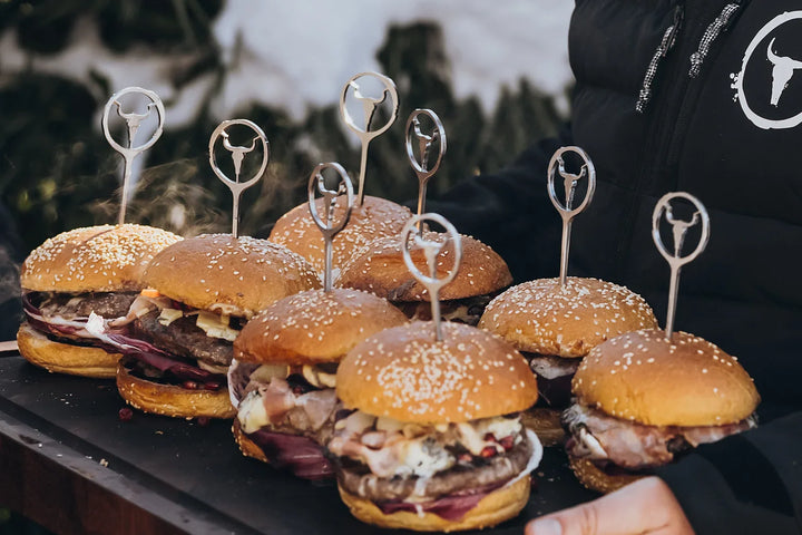 Acht Winterburger mit Radicchio, Bacon, Käse und Granatapfel, fixiert mit Burgerspießen