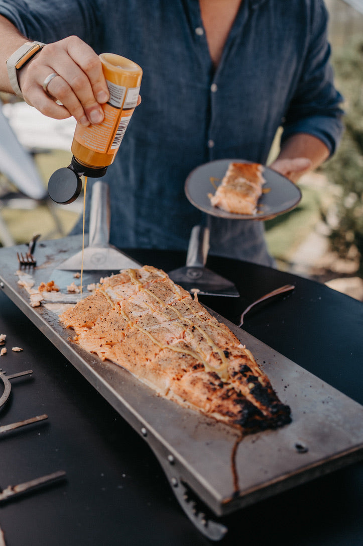 Honey Mustard Sauce wird zum fertig gegrillten Flammlachs serviert