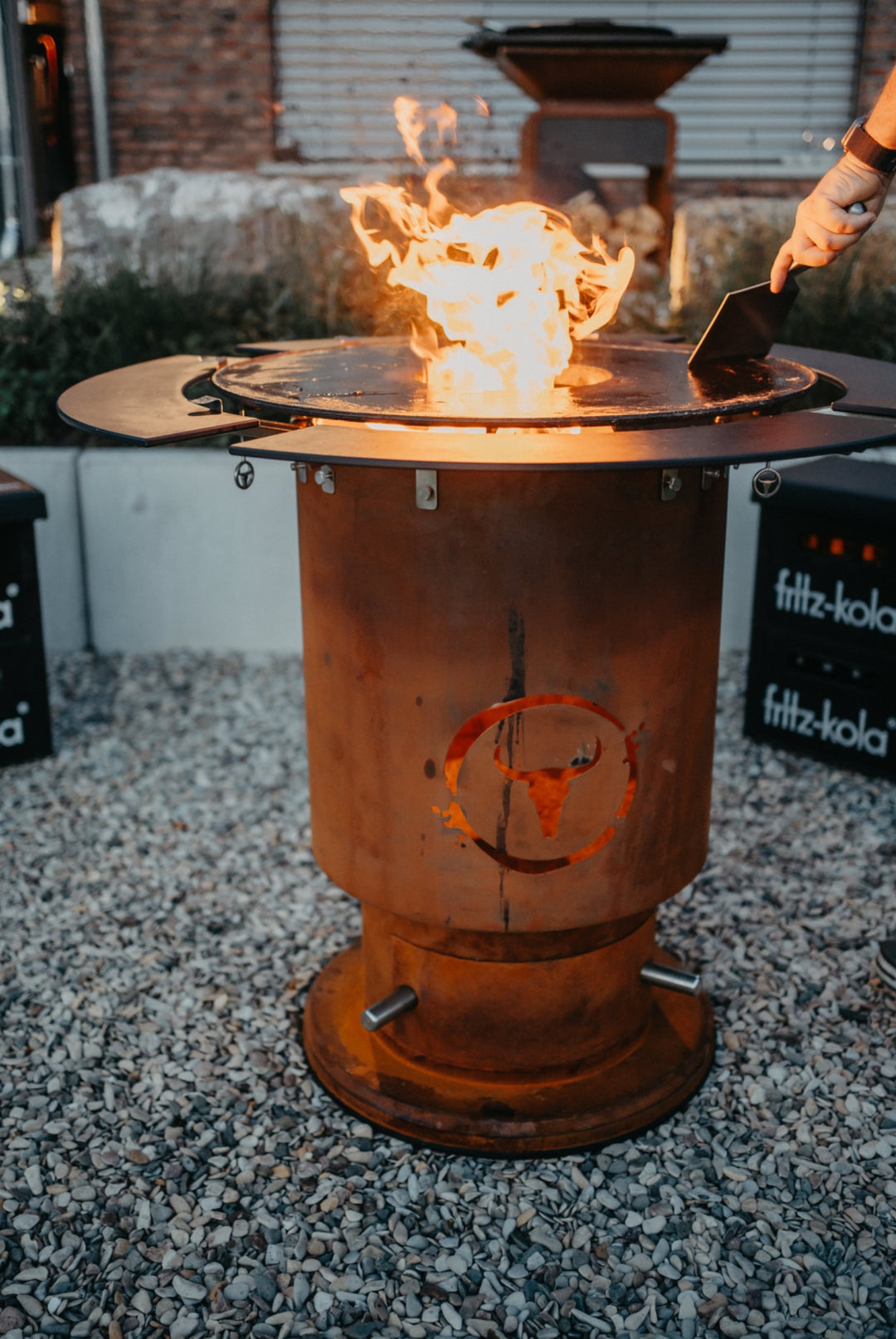 MOESTA Bandit 2.0 mit PaperPlank-Ablagen in oberer Position beim Grillen auf der BBQ Disk
