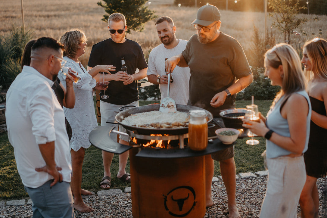 Freunde kochen gemeinsam an der angekündigten XXL Paella Pfanne