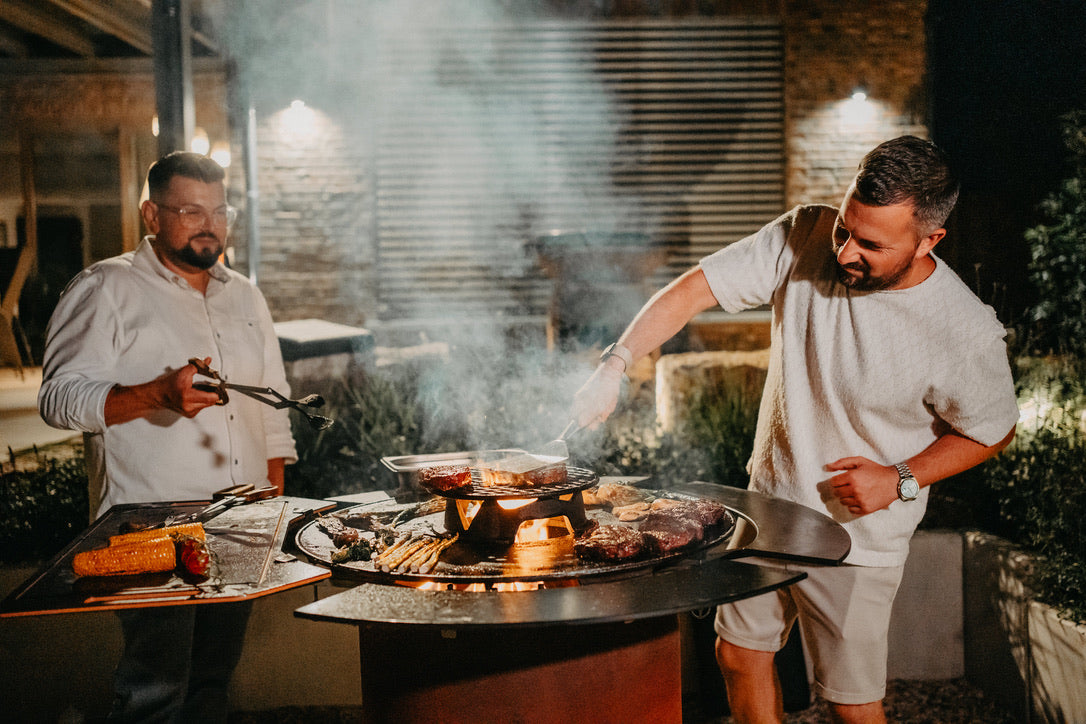 Gemeinsam Steak und Gemüse am BANDIT grillen, mit optionalem Zubehör
