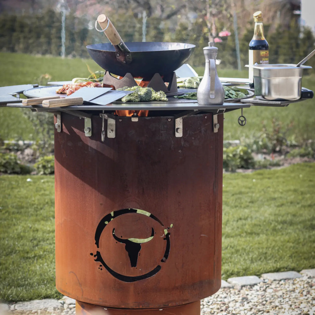 Gemüse im Wok über der Öffnung der BBQ Disk