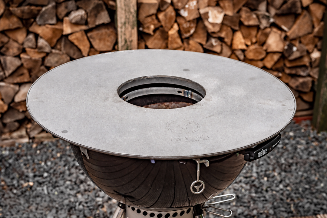BBQ Disk Feuerplatte auf einem Kugelgrill mit Höhenversteller und Einstellschraube mit MOESTA-Stiergriff