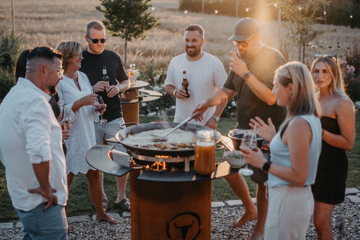 Gemeinsam am MOESTA Grill beim Grillabend im Freien