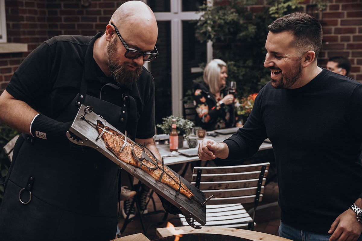 Die MOESTA-Gründer beim gemeinsamen Grillen mit Flammlachs