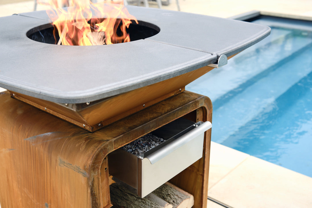 Geöffnete Ascheschublade und geteilte Grillplatte des MOESTA ONE