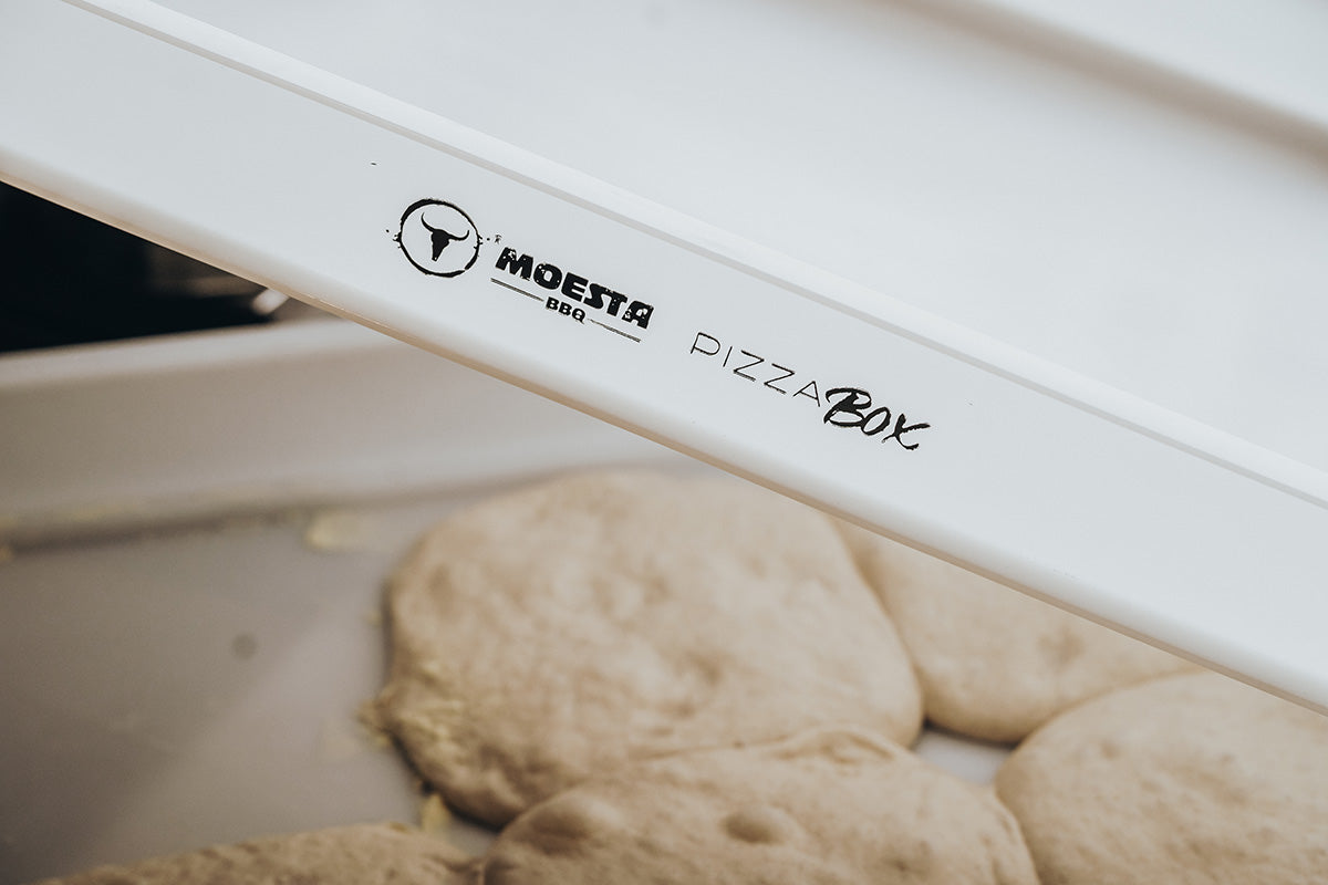 Teiglinge in einer MOESTA PizzaBox mit danebenliegendem Deckel