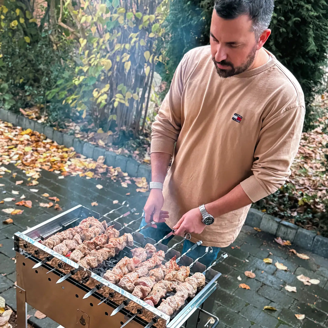 Vorbestellen: Big Gerd – Der neue Edelstahl-Mangal by Aganjok x MOESTA