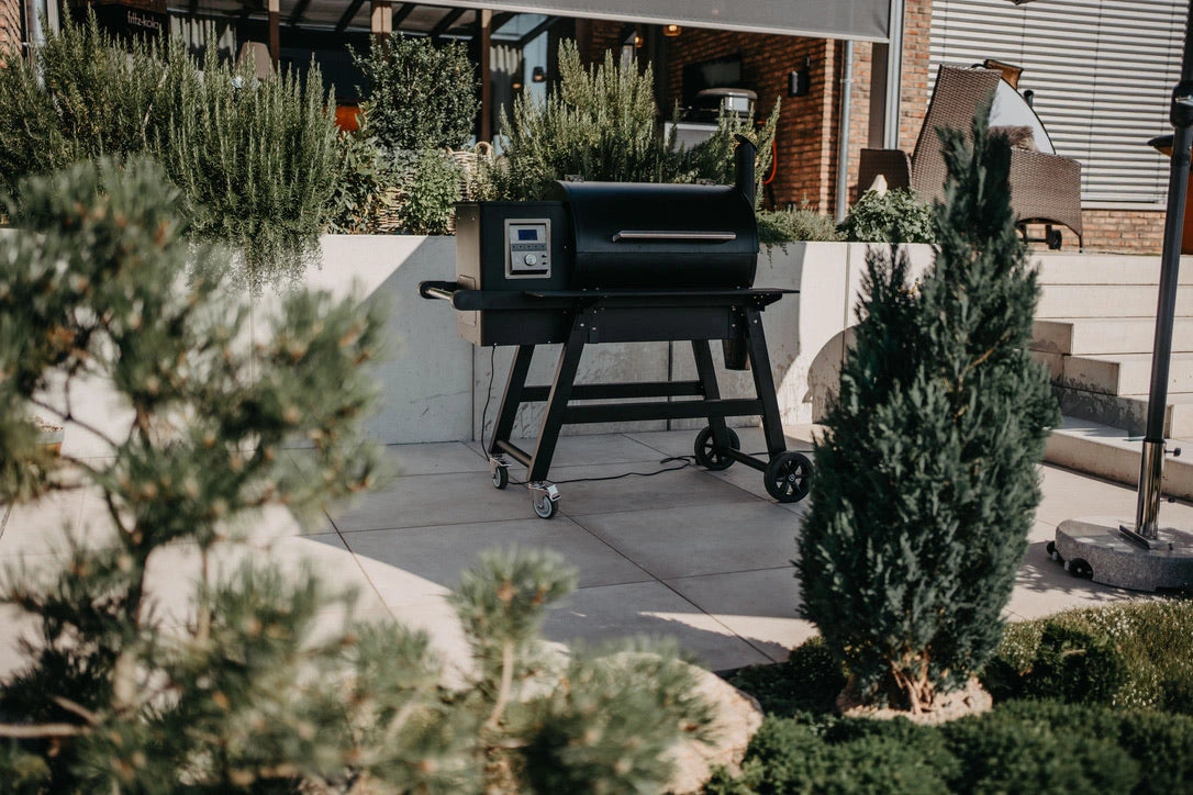 SHERIFF Pelletgrill mit geschlossenem Deckel auf einer Terrasse im Garten