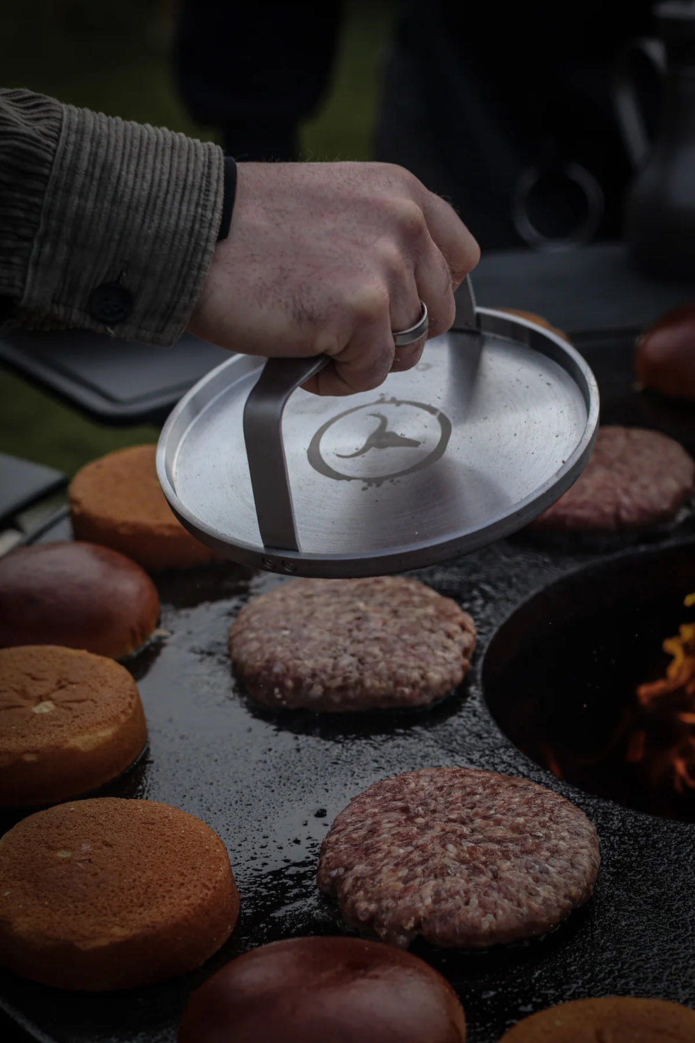 SIMPLE Burger Smasher drückt ein Patty auf der BBQ Disk an