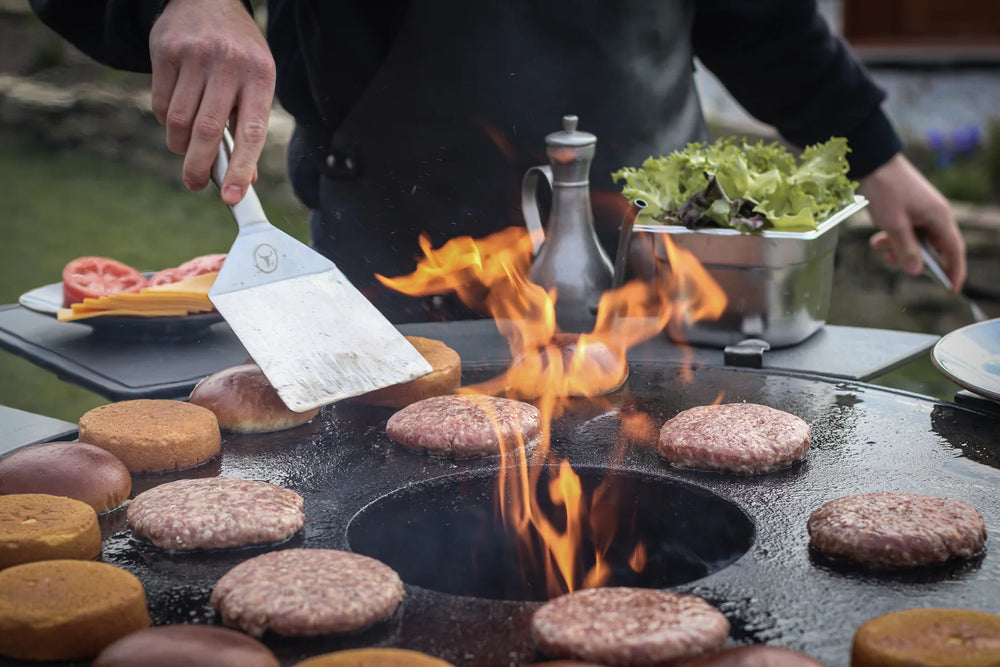 SIMPLE Spachtel beim Wenden von Burgerpatties auf der BBQ Disk