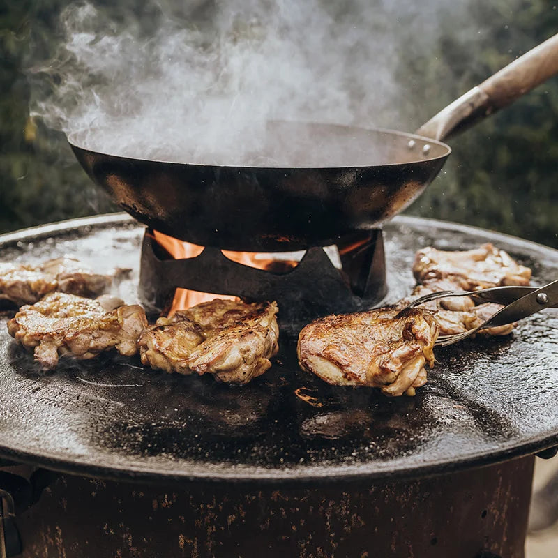 Stahlwok mit Holzgriff