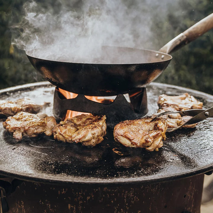 Stahlwok mit Holzgriff