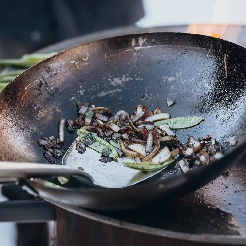 Stahlwok mit Holzgriff
