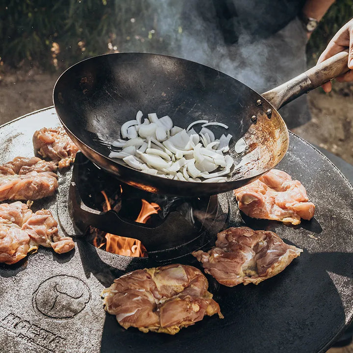 Stahlwok mit Holzgriff