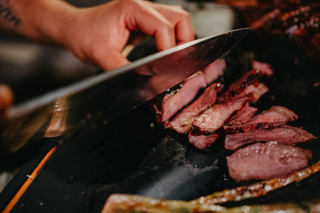 Steak wird auf dem WILLIAM Schneidebrett aufgeschnitten